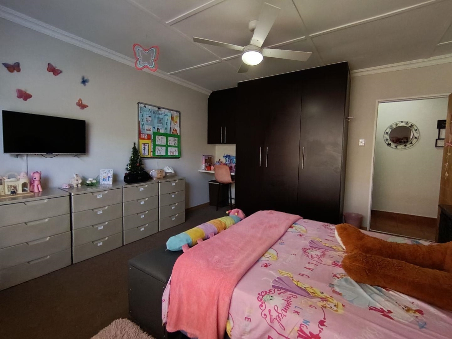 5 Bedroom Property for Sale in Langenhovenpark Free State